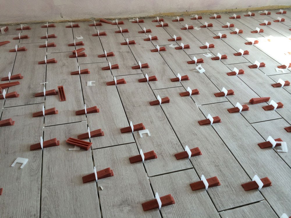posa di piastrelle con metodo raimondi