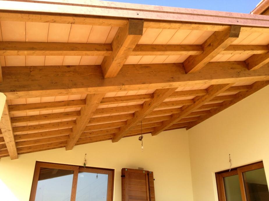 DIMA Legnami - Soluzione di rivestimento tetto interno con travi in legno  lamellare di Abete.