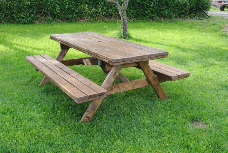 Tavolo da esterno in legno