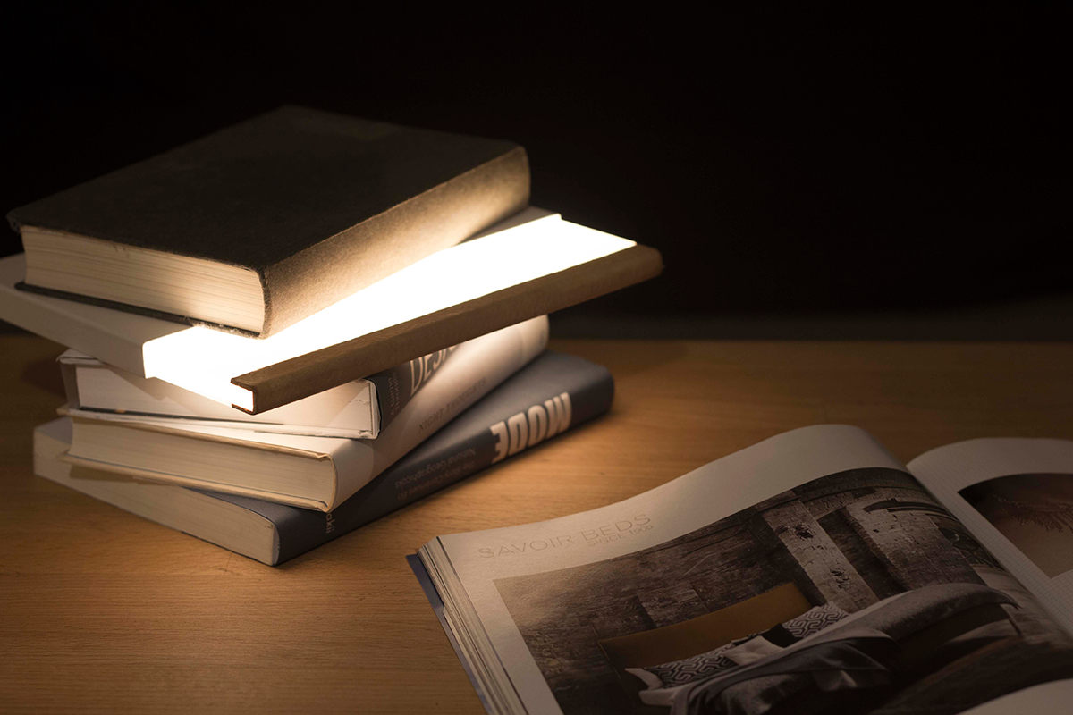 La nuova lampada per leggere a letto sarà un libro - Casa Live