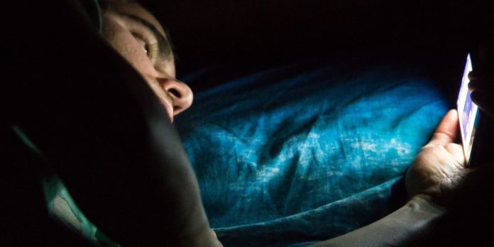 la luce blu degli smartphone disturba il sonno