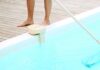 pulire la piscina