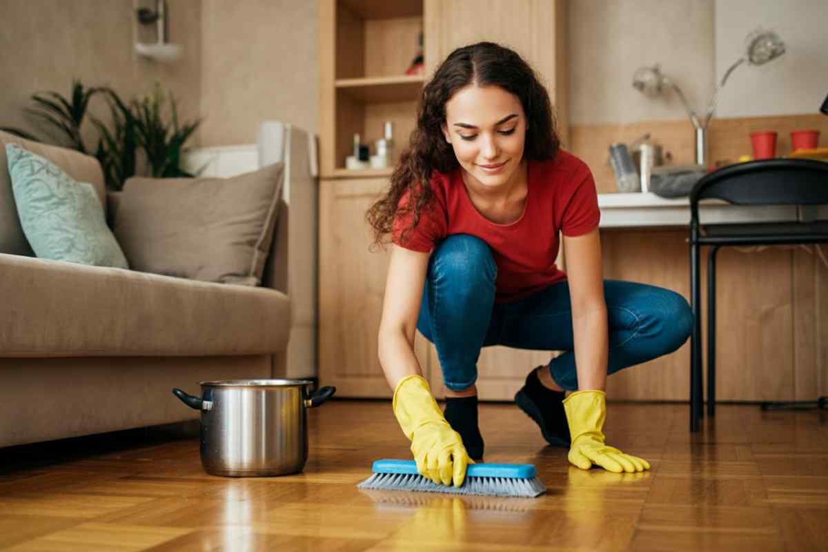 pulire il parquet con l'acqua di riso