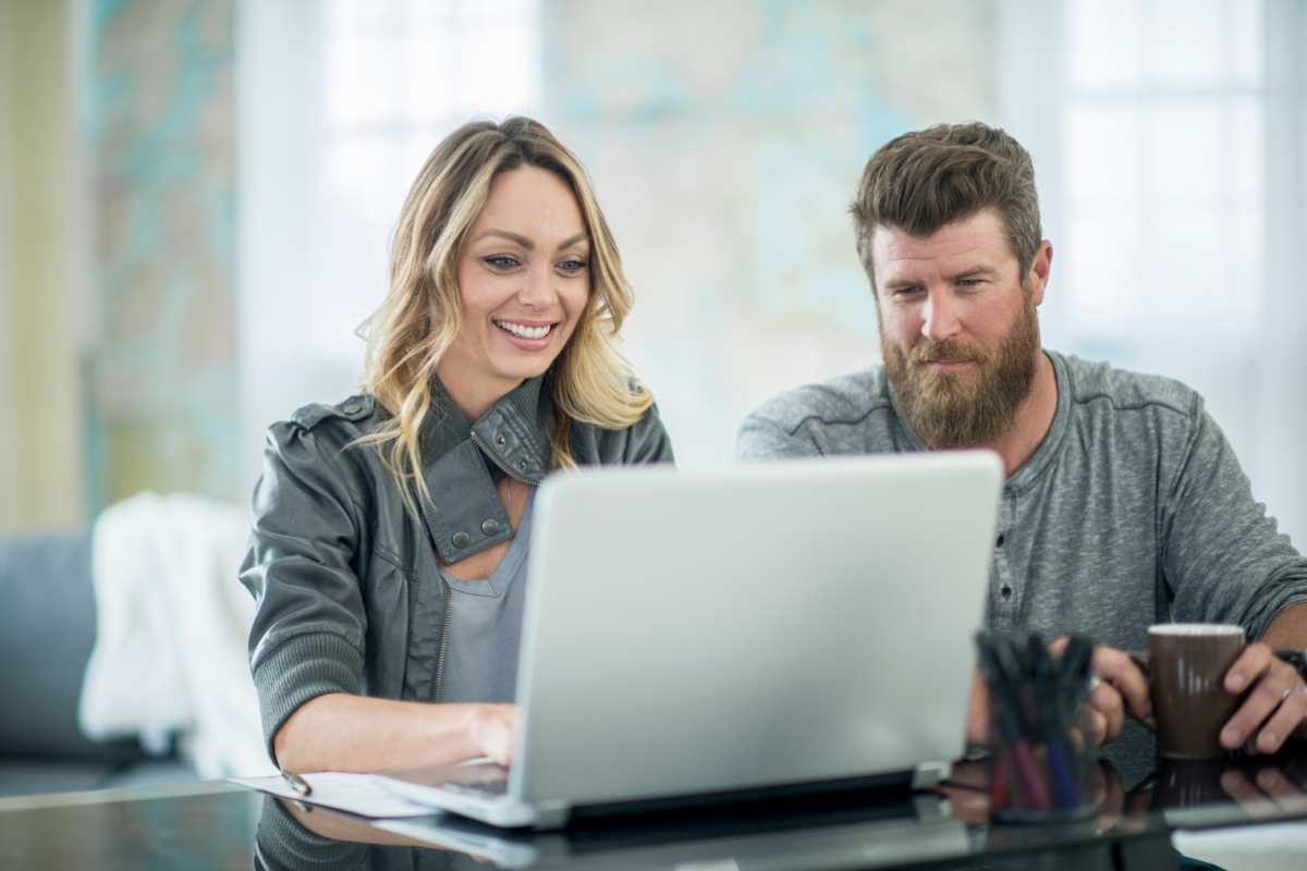 Coppia davanti al pc