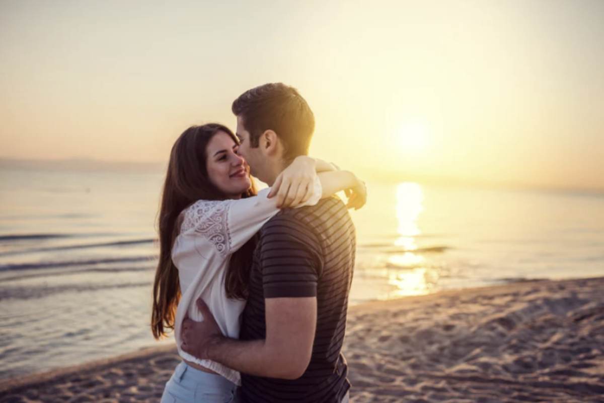 La situazione si complica se si è già impegnate sentimentalmente. Anche il più innocente dei flirt può mettere in crisi relazioni consolidate