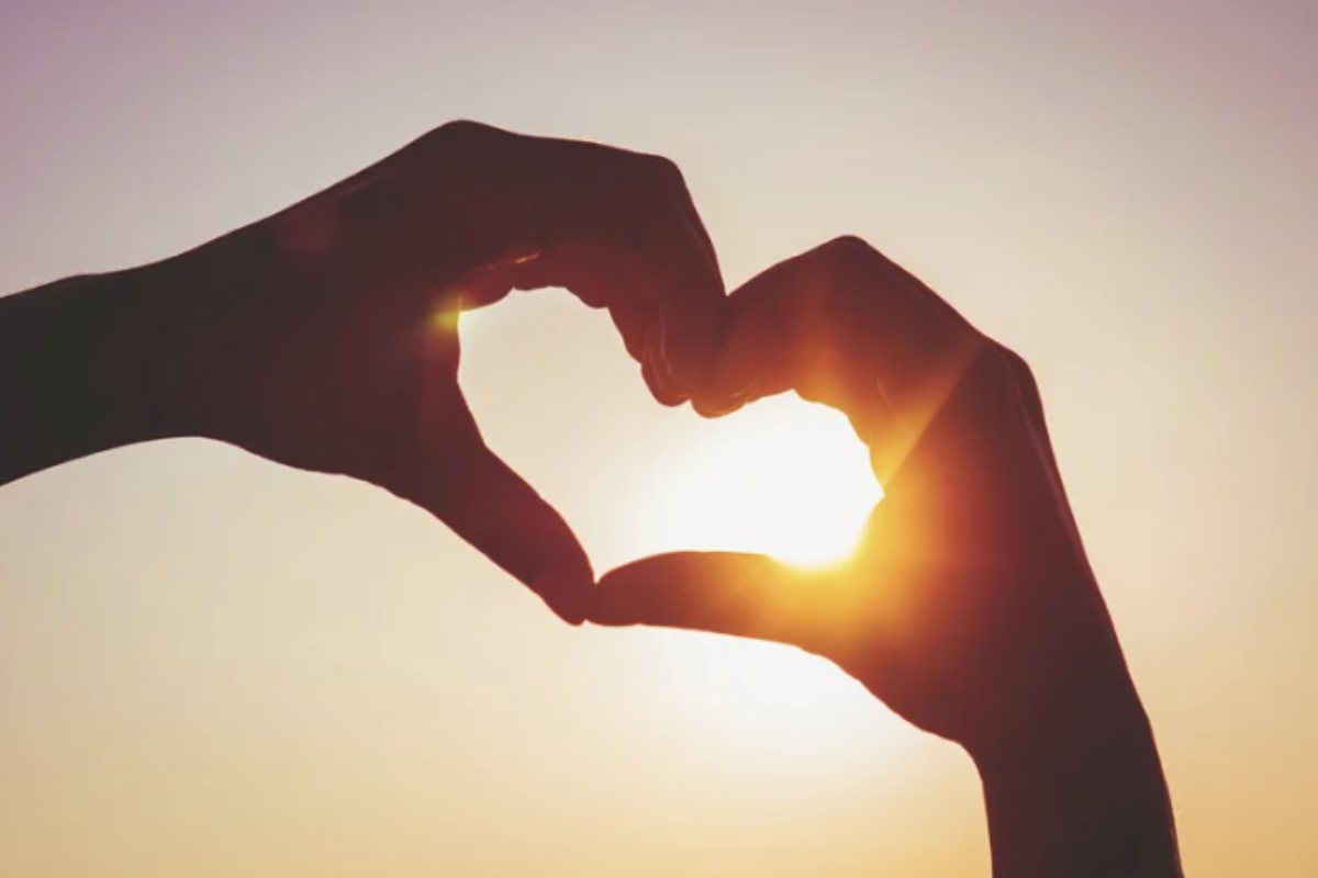 Questo fenomeno, che coinvolge principalmente donne giovani e libere da vincoli sentimentali, si manifesta in contesti molto diversi,