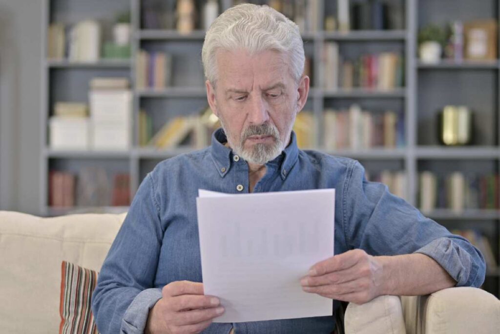 Uomo legge documento