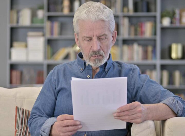 Uomo legge documento