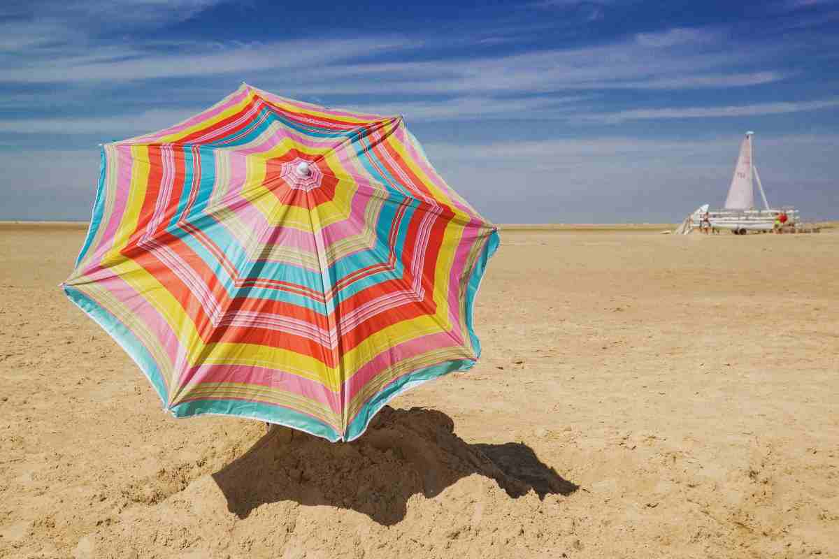 Cosa accade se si lascia l'ombrellone in spiaggia?