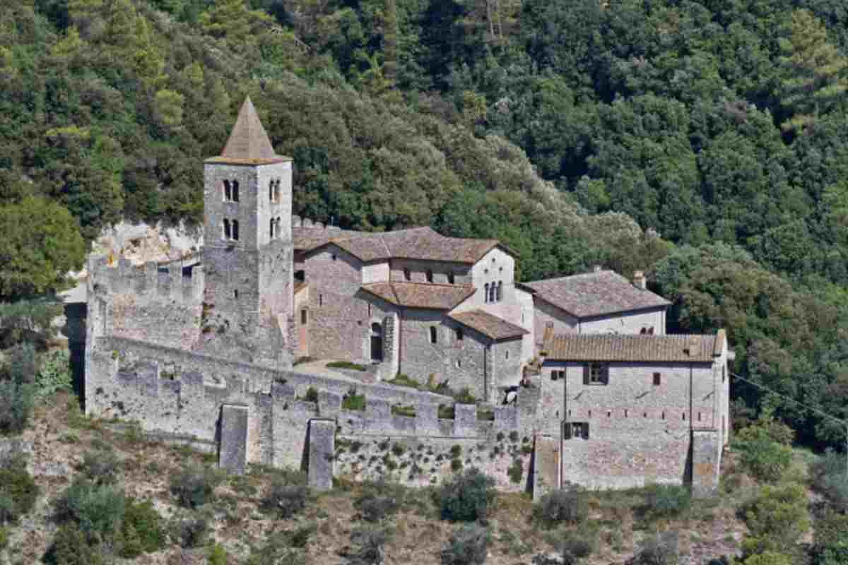 Oltre al suo valore storico e architettonico, l’Abbazia di San Cassiano è stata protagonista anche nel mondo del cinema.