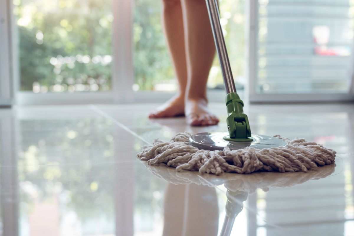 Olio sul pavimento: rimedi naturali