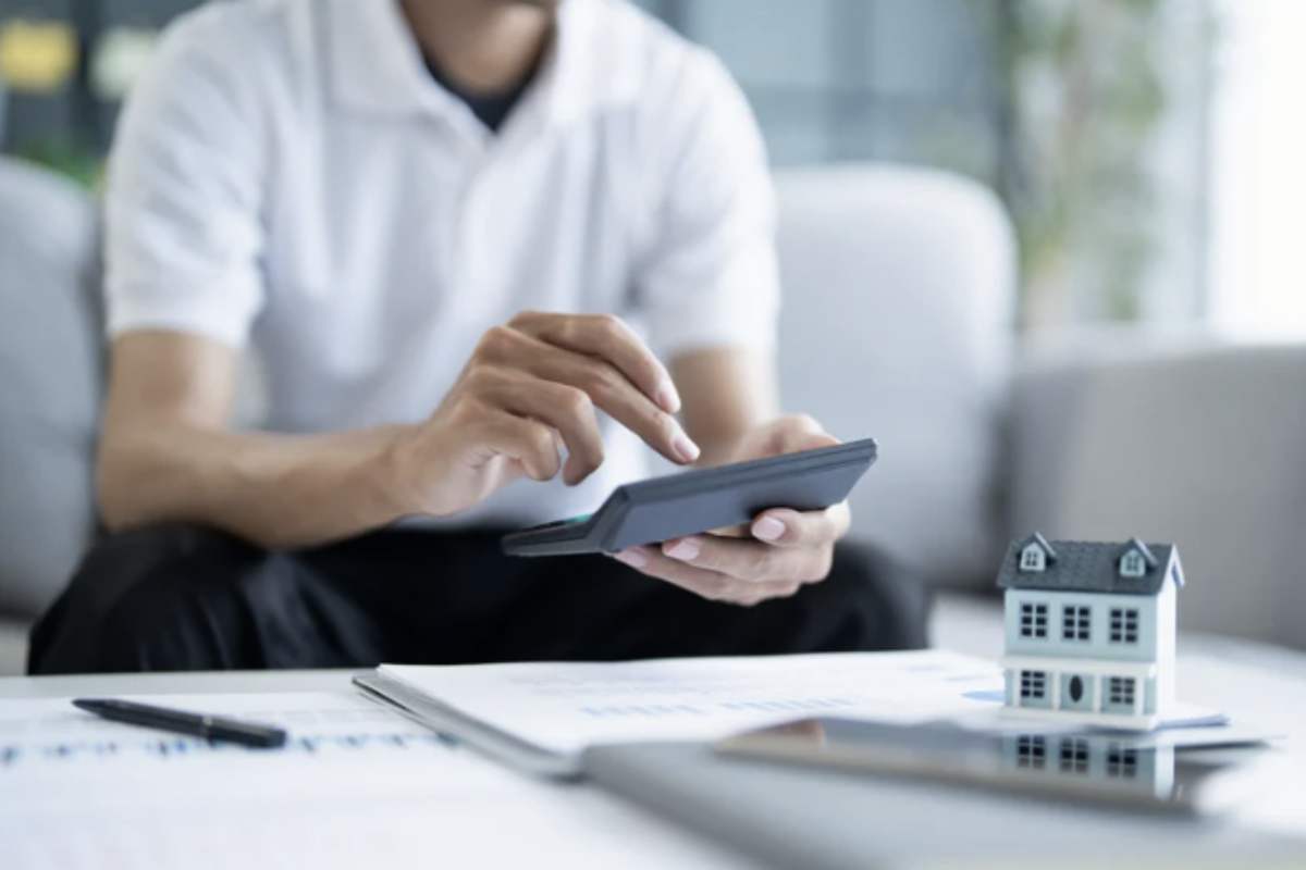 La pronuncia riguarda un caso di opere realizzate senza permesso nel comune di Roma e ribadisce l’esclusione di un condono edilizio generalizzato,