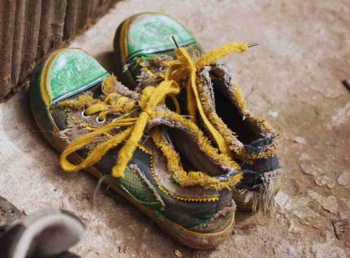 bambino con le scarpe rotte