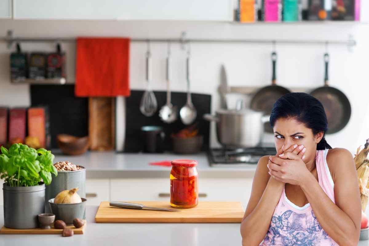 come eliminare puzza cucina