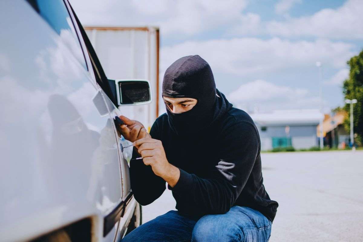 come i ladri identificano le auto da rubare