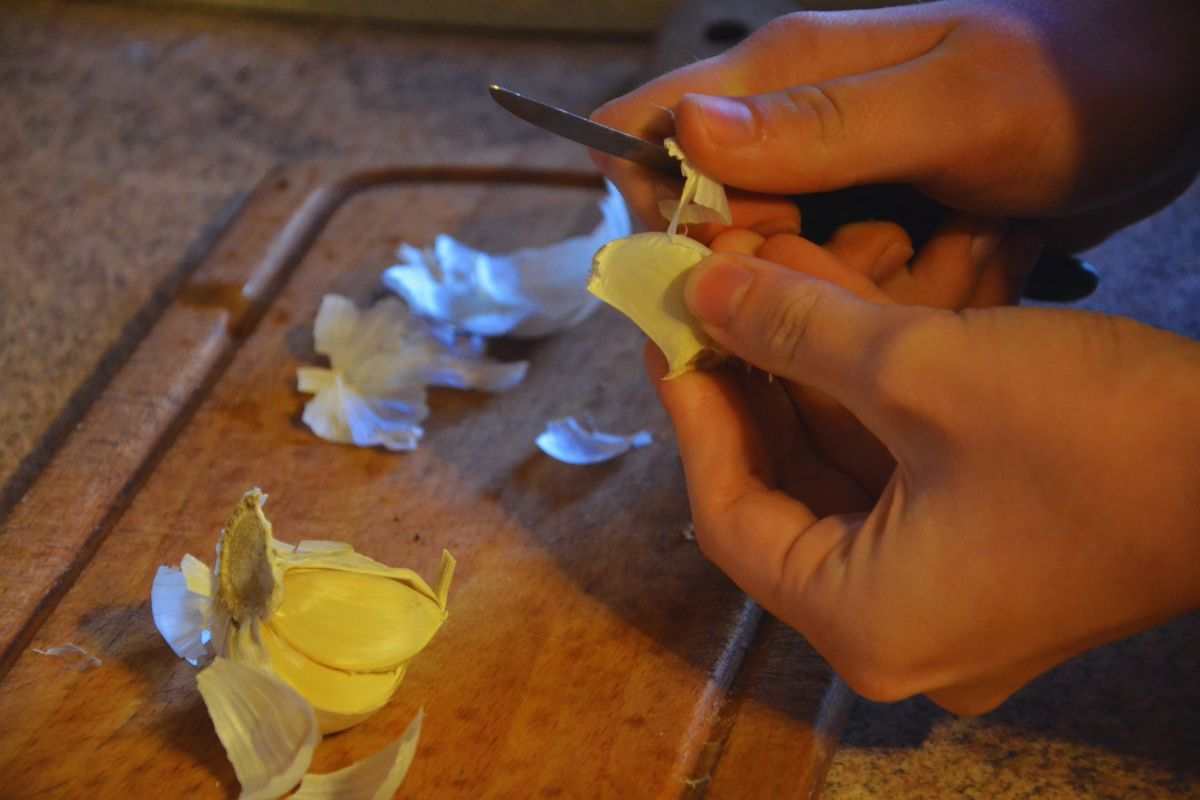 bucce di aglio nel terreno