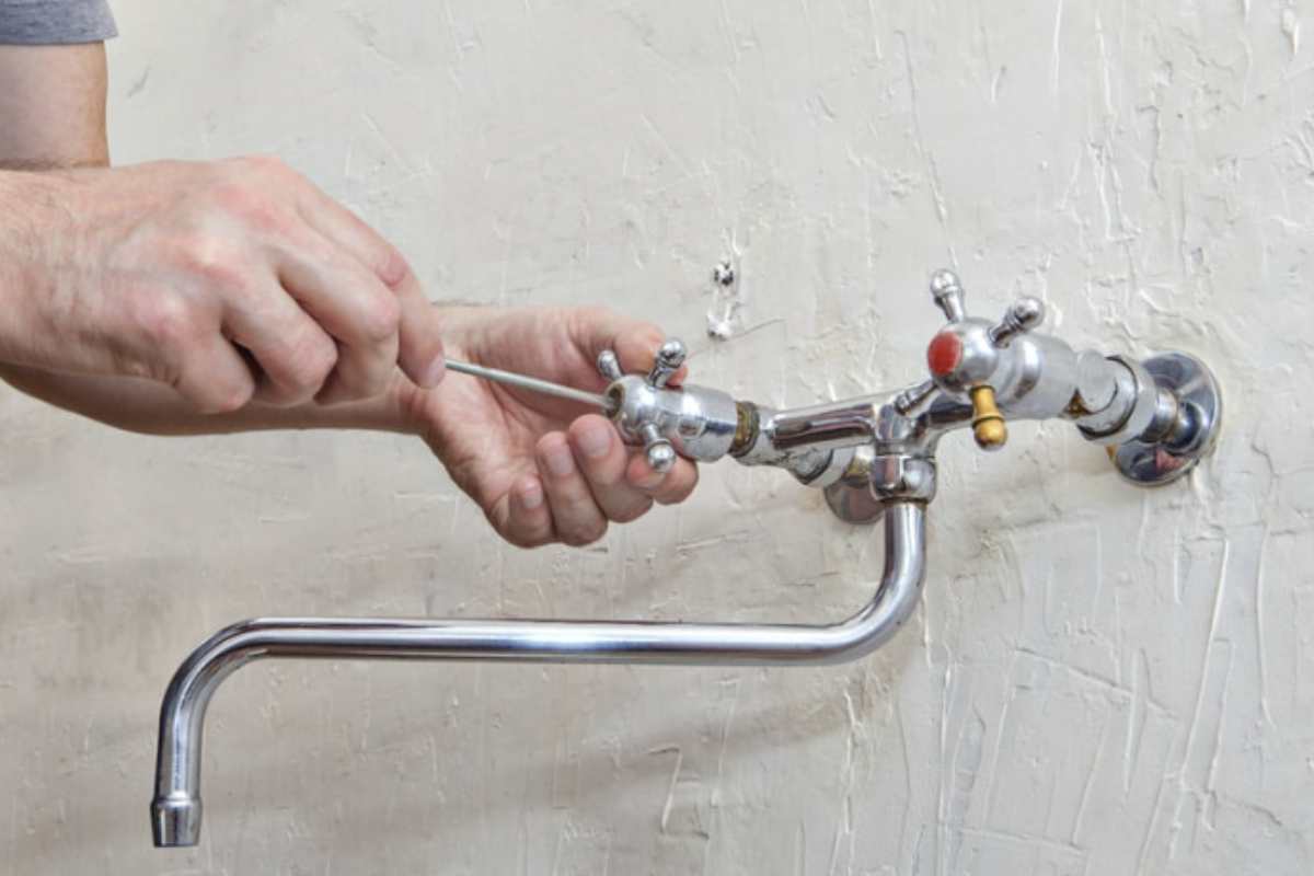 Un altro elemento spesso sottovalutato è l’aeratore, la piccola retina avvitata sul beccuccio che regola il flusso dell’acqua