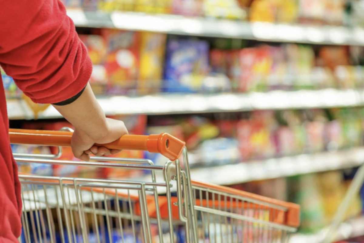 L’inflazione crescente, la carenza di materie prime e le tensioni geopolitiche internazionali hanno spinto il costo del carrello della spesa a livelli mai visti prima