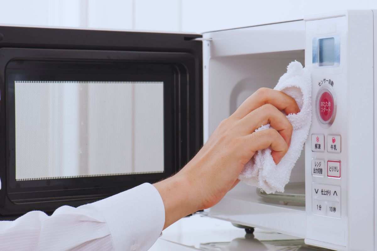 come pulire efficacemente il microonde