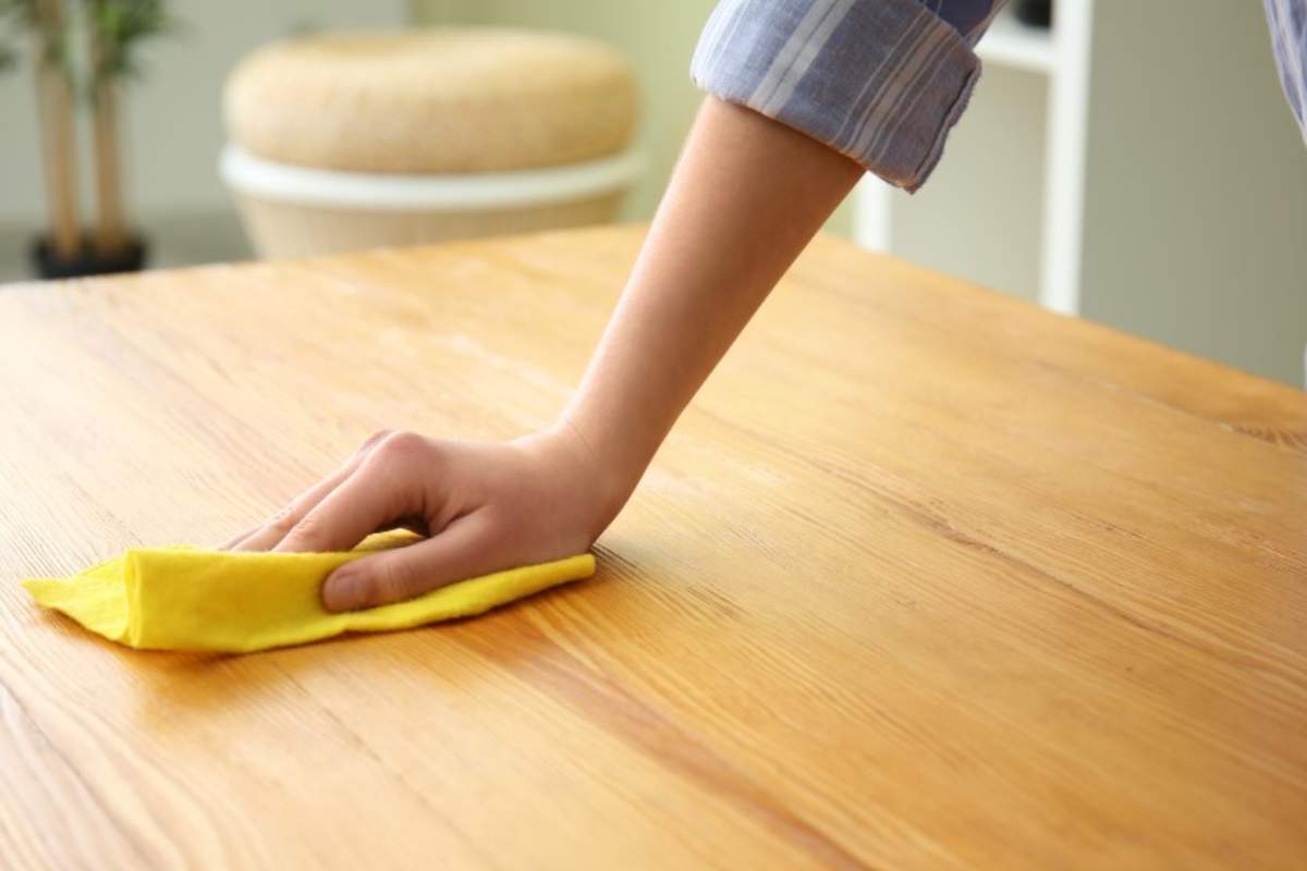 Pulizia mobili in legno